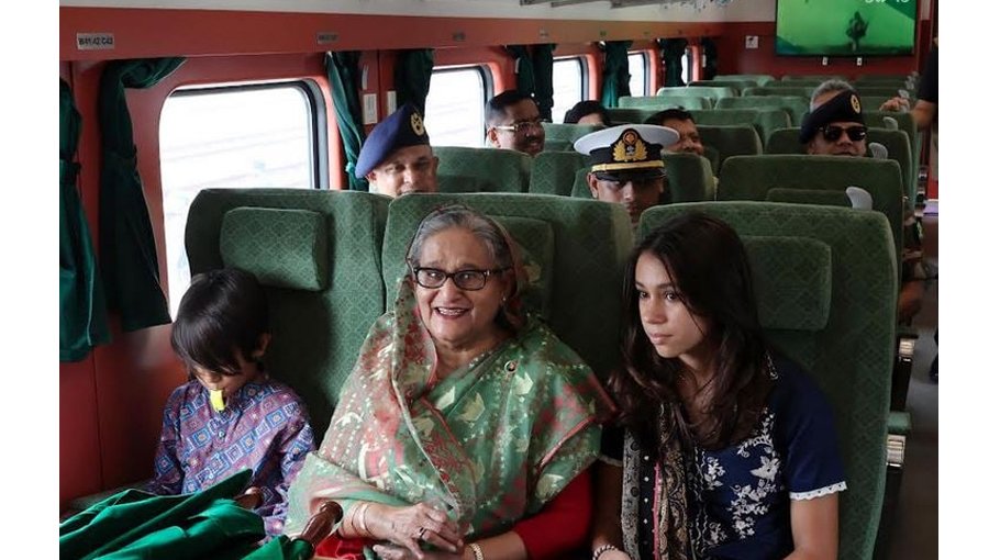 PM crosses   Padma by  train