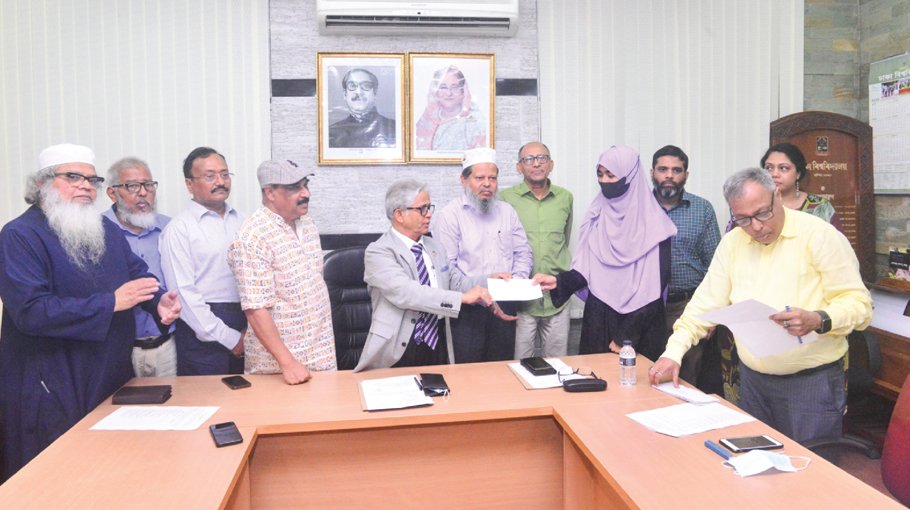 Sixteen DU students get Trust Fund scholarship