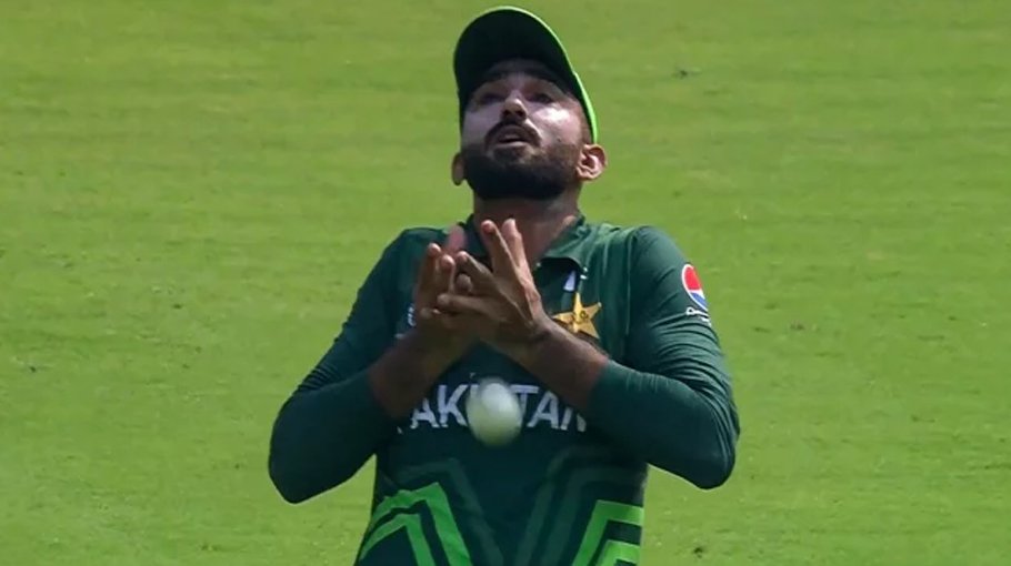 Pakistan 'put arms around' Mir after catch blunder