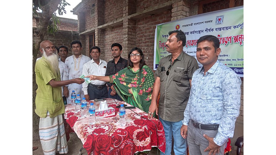 Jhenaidah beggar gets tea-stall equipment  as PM’s gift