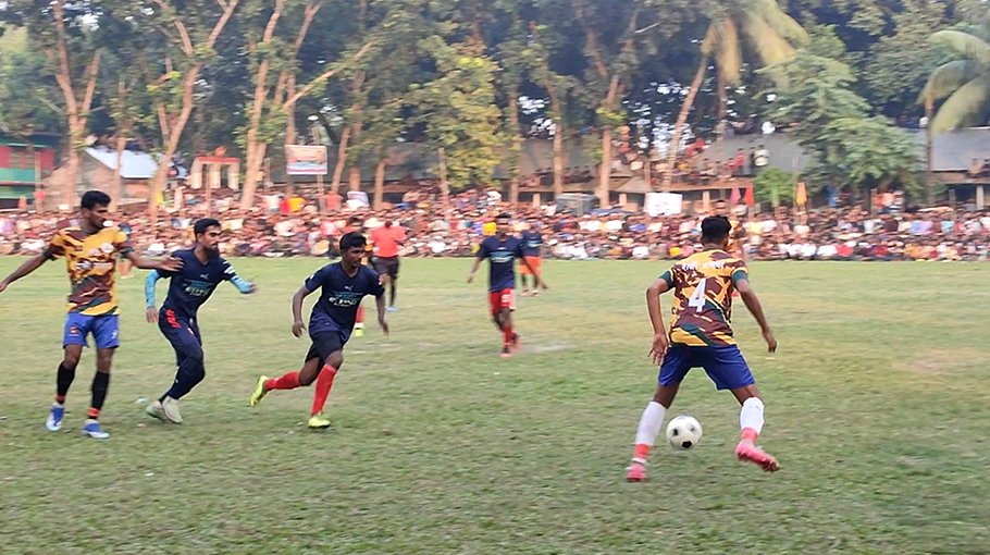 Sonamui Football Club   clinches trophy