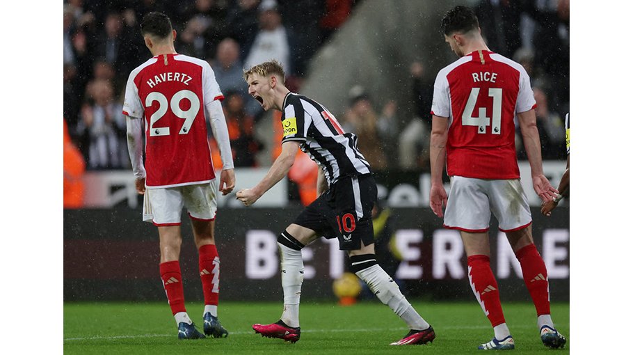 Newcastle edge past Arsenal 