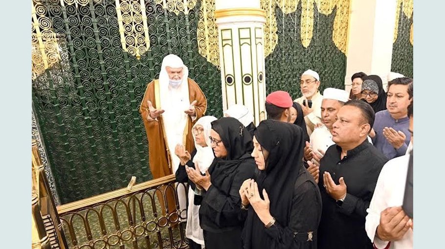 PM offers ziarat at Masjid Al-Nabawi