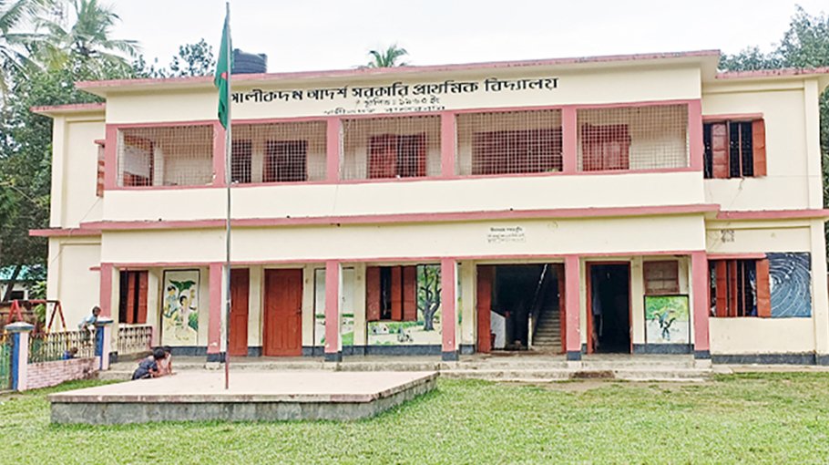 Only 5 classrooms for 315 students 