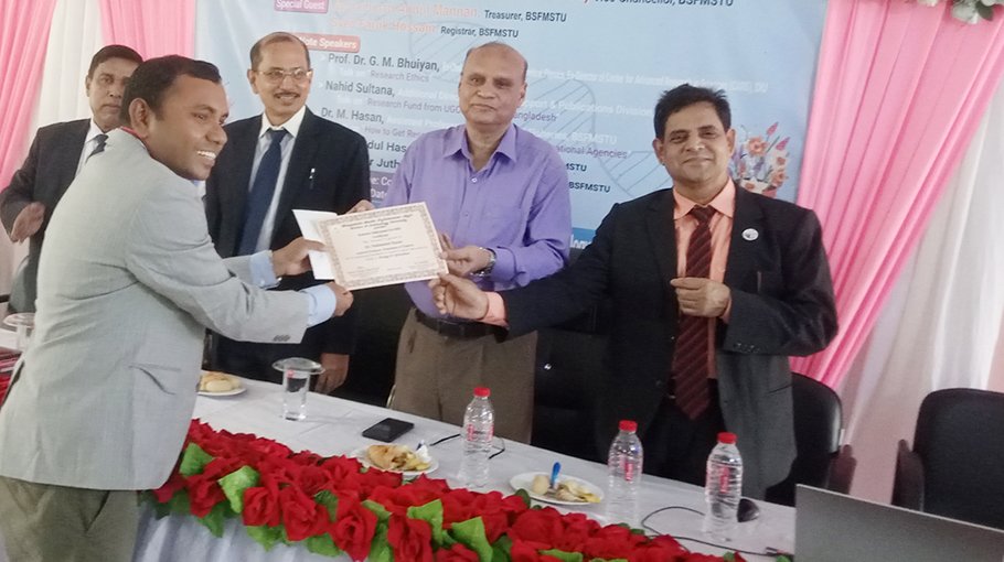 13 teachers of Bangmata varsity receive research awards