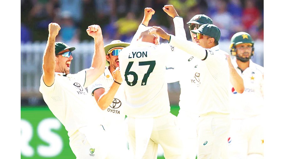 Aussies crush Pakistan