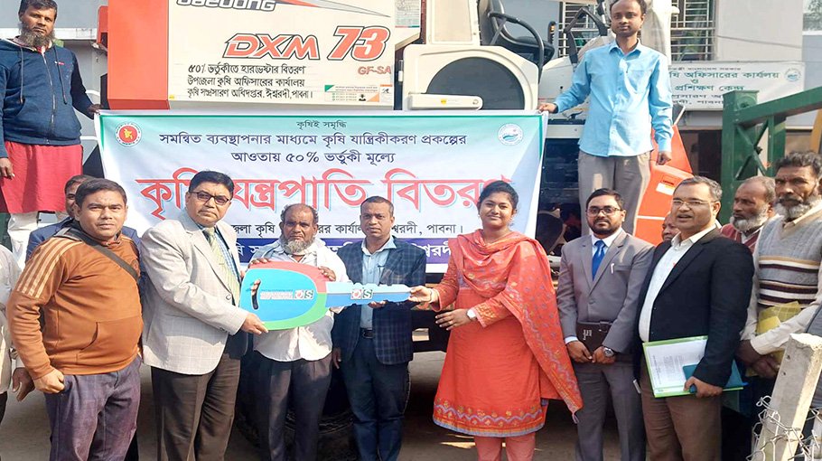 Two farmers get   harvesting machines   at subsidized price