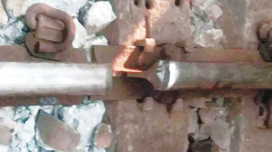 Saboteurs remove rly sleepers, set fire on track in Dinajpur 
