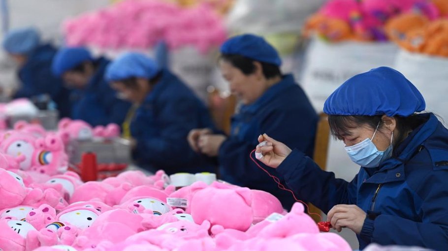 Made-in-China stuffed bears spread joy of Christmas overseas