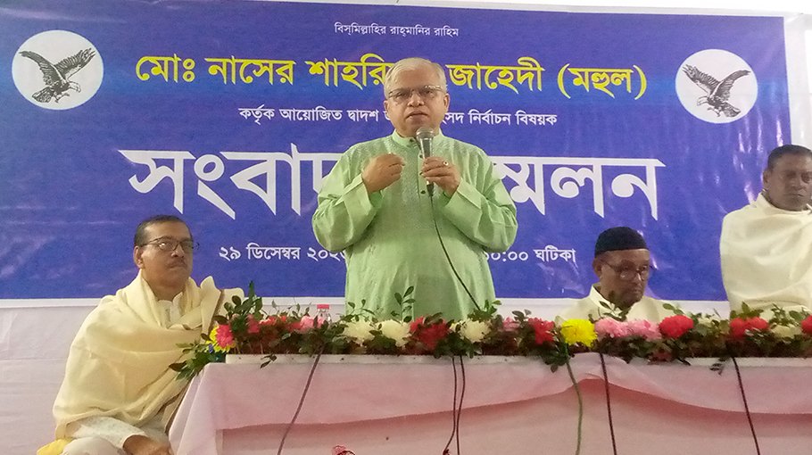 Mahul talks to media people 