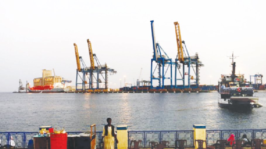 Oil drops almost 2pc as  investors watch Red Sea developments