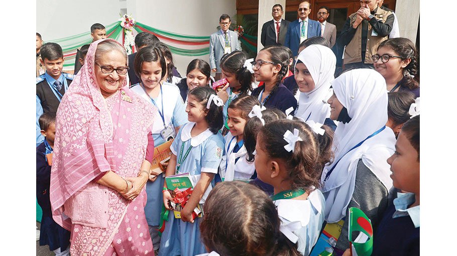 PM inaugurates  textbook  distribution prog