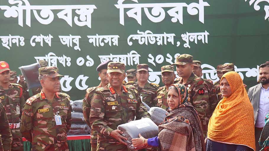 Army distributes warm clothes among destitutes in Khulna