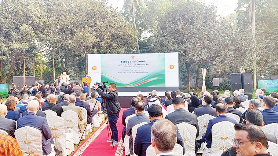 Dhaka wants   more foreign   collaboration: Momen tells diplomats  