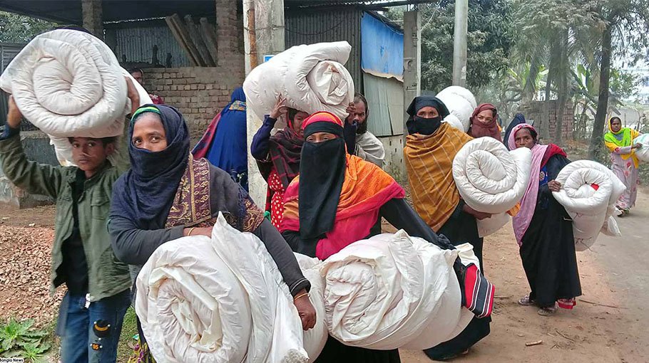 Blankets distributed among cold-hit people in five dists