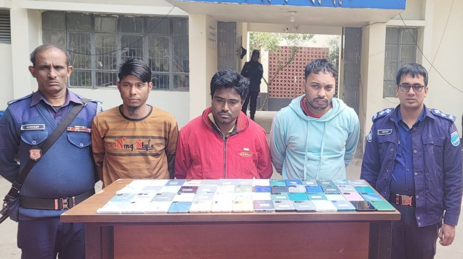 3 arrested with 56 stolen phone sets in Palash 
