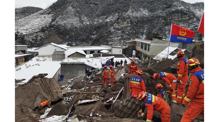 China landslide buries 47 people  