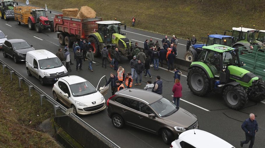 Woman dies, 2  injured at French farmers’ protest  