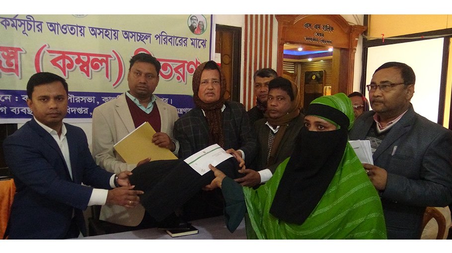 Snake charmers get blanket, cash