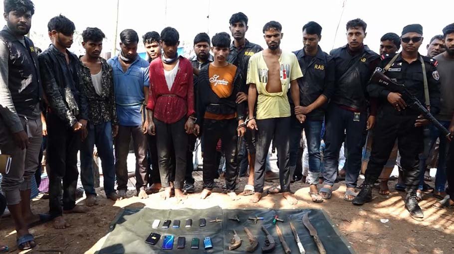6 pirates held along with looted goods, weapons 