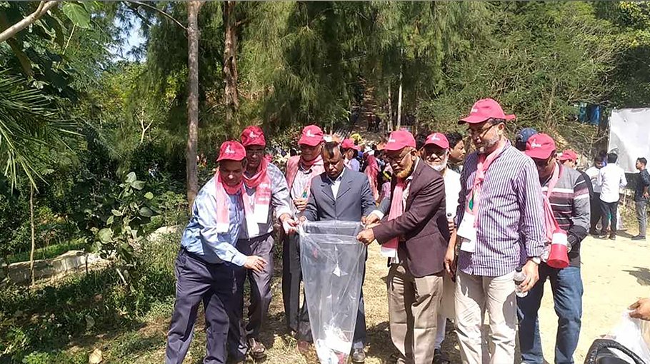 20th batch of CU conducts cleanliness drive in Mirsarai