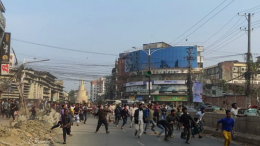 Police, hawkers clash in Ctg during CCC drive