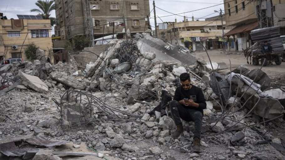 Islamic State militants attack Syrian military barracks and kill 9 troops, war monitors say