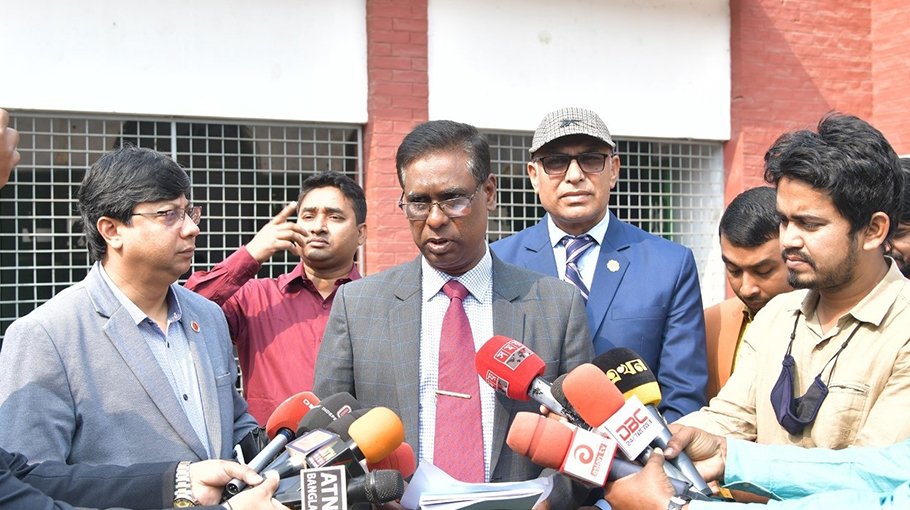 Four expelled, 604 absent on first day 