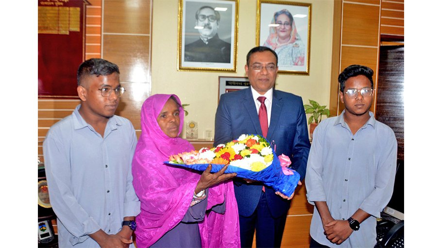 Bogura police stand by triplets qualified for medical admission