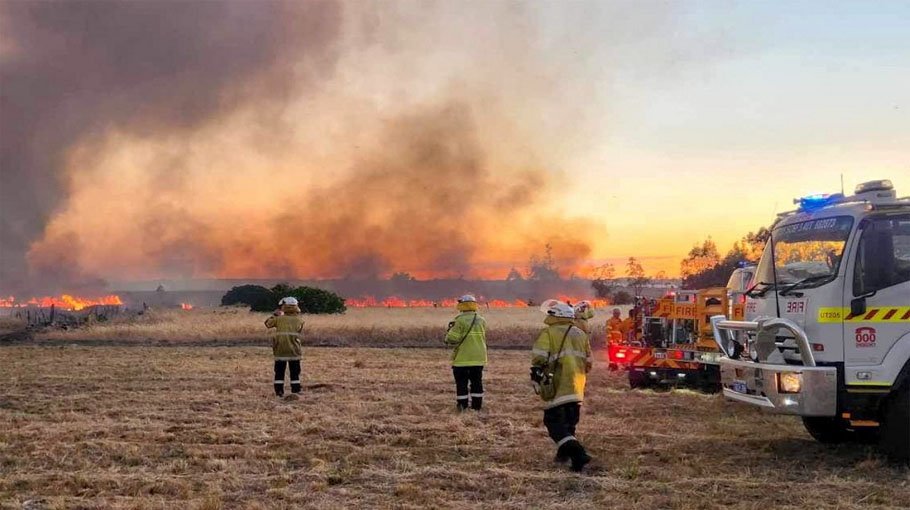 Australia battles volatile bushfire