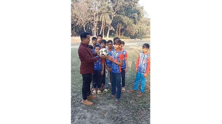 Schoolchildren get football 
