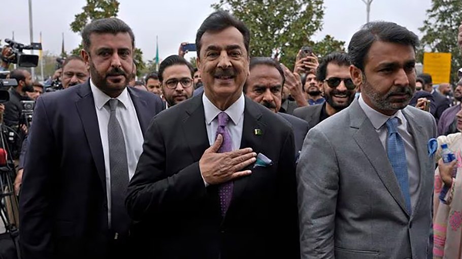 Pakistan swears in new parliament amid chaotic scenes, as Imran Khan’s party protests vote count 