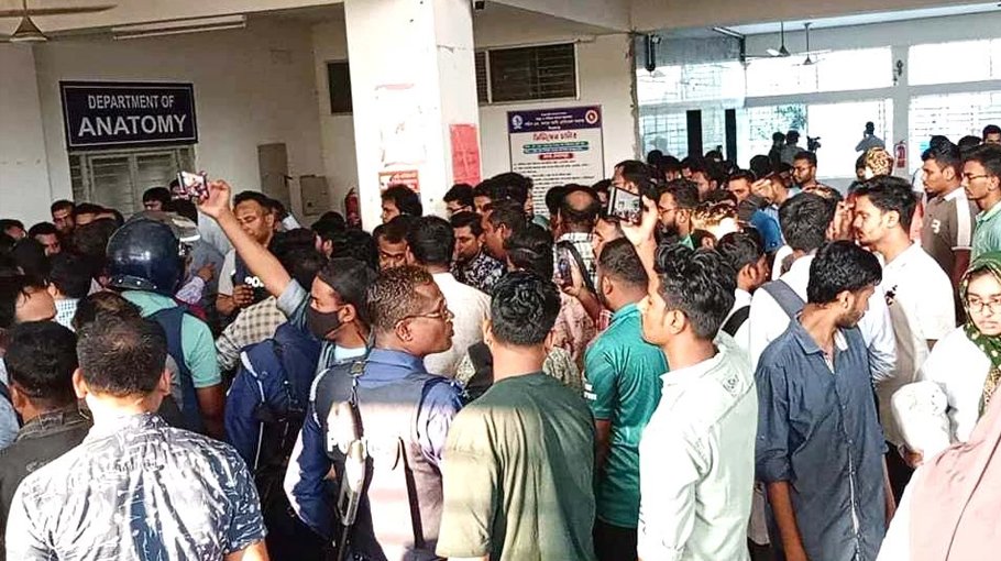 Teacher shots at student in Sirajganj