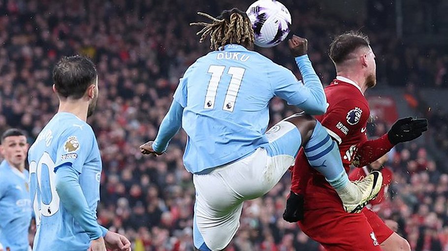 Man City defender Kyle praises referee Oliver