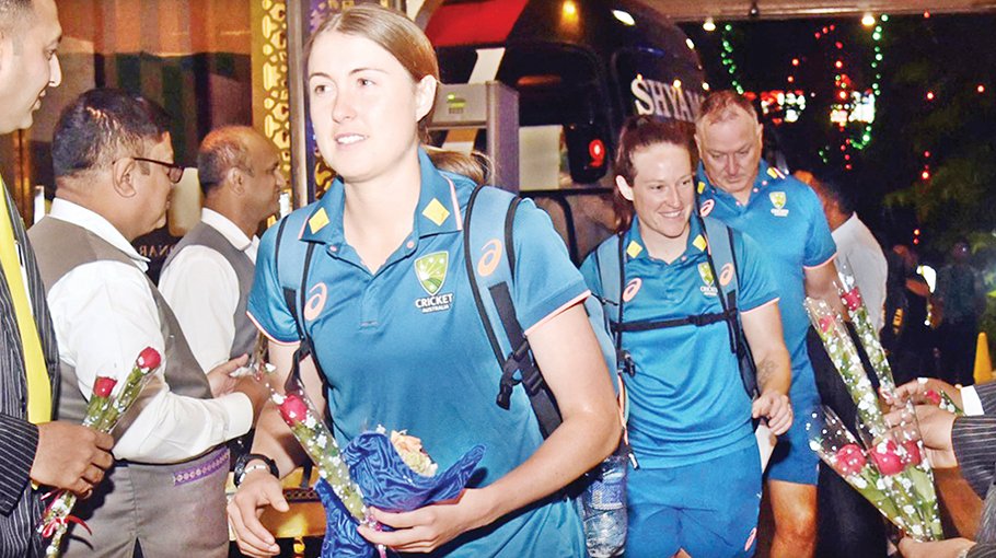 Aussie women cricketers in Dhaka