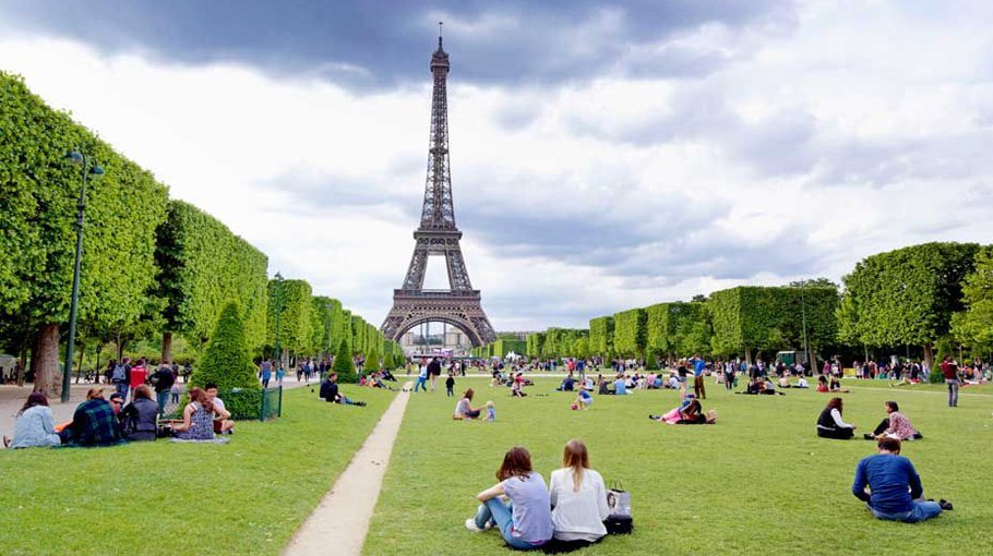 Can we travel without being tourists?