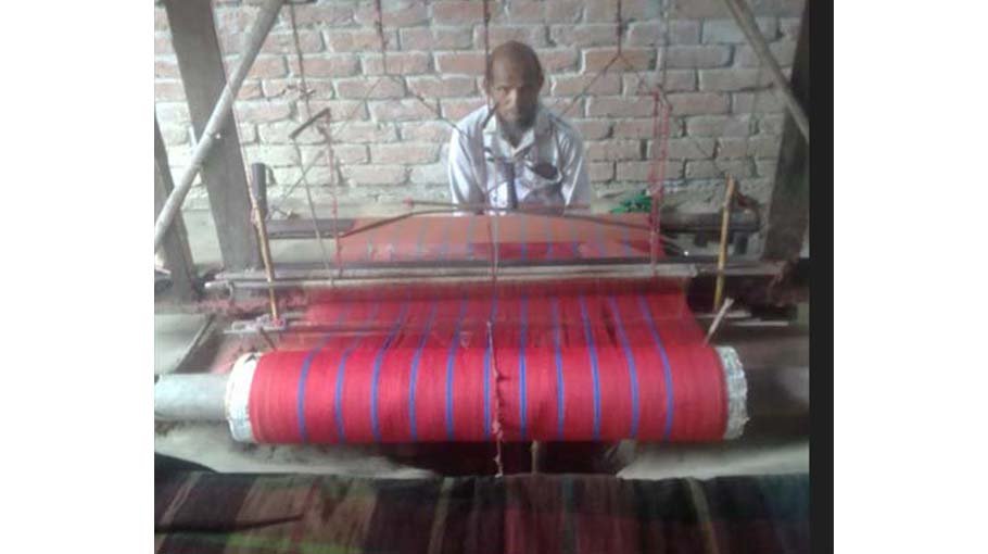 Weavers busy making handloom items in Chuadanga