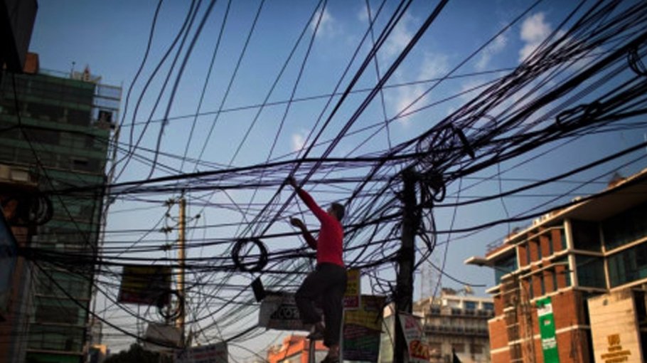 Dhaka’s internet, satellite TV overhead cables No headway in installing service  clables underground