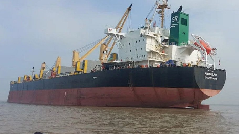 Hijacked ship running out   of food