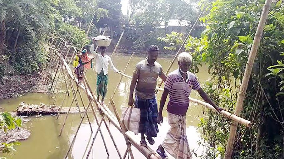  Bamboo bridge 0nly means for 10,000 people in Santhia
