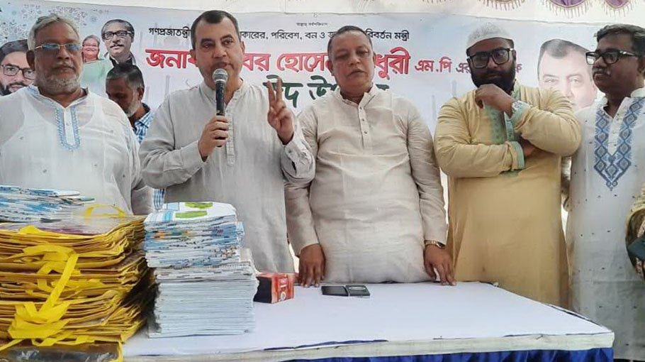 Environment Minister   distributed 5500 sarees  and lungis