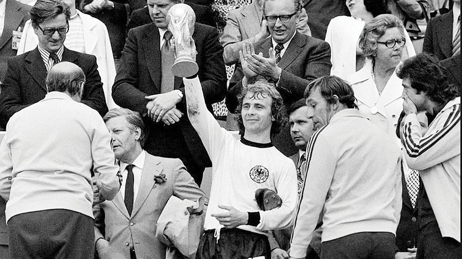 Germany World Cup winner Hoelzenbein dies at 78