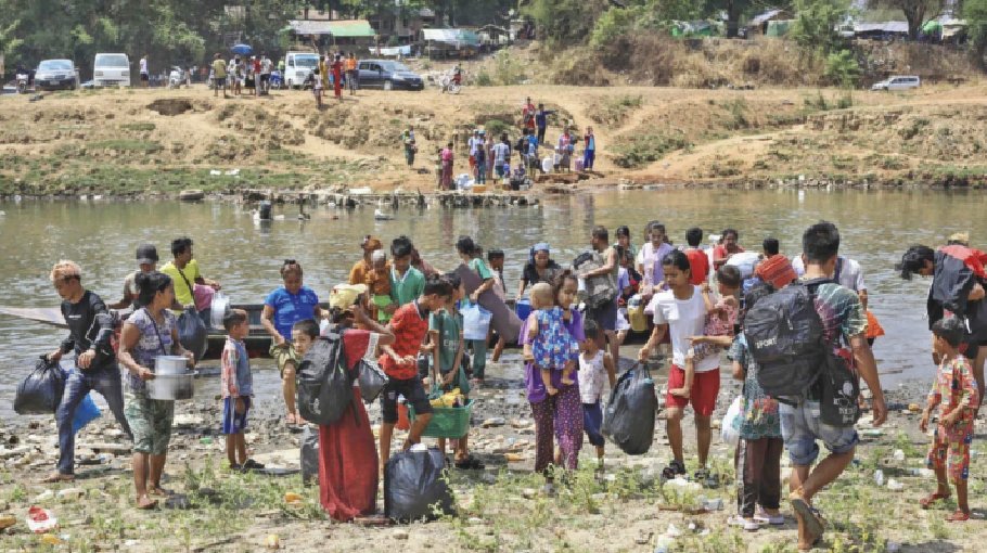 About 1,300 Myanmar  people flee to Thailand 