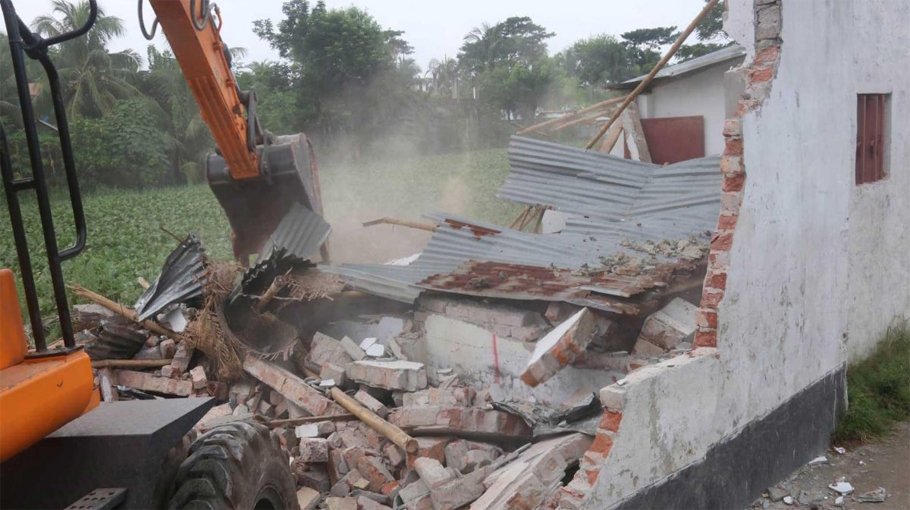 30 illegal structures demolished, khas land recovered in Khulna
