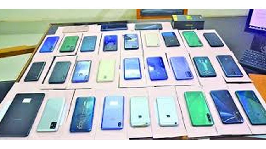 Police hand over 49 lost phones to owners in Sarishabari