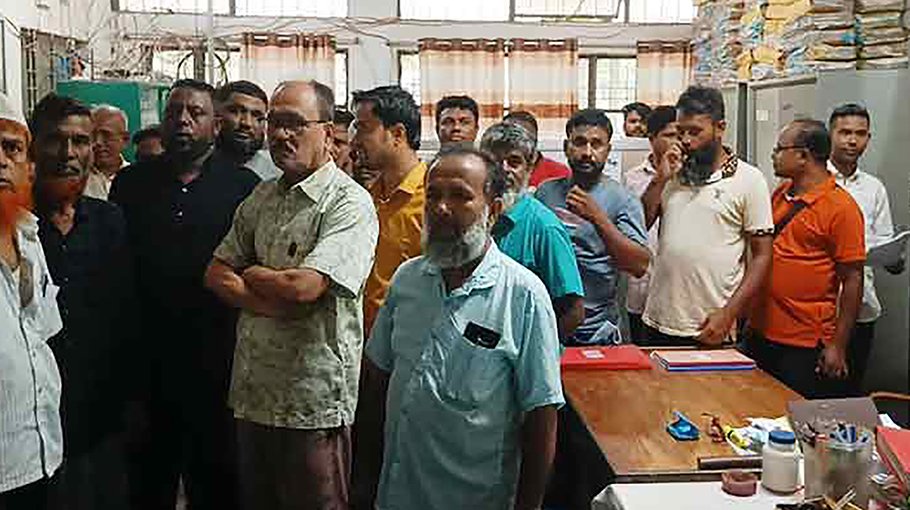 Autorickshaw owners lay siege to B’baria BRTA office 