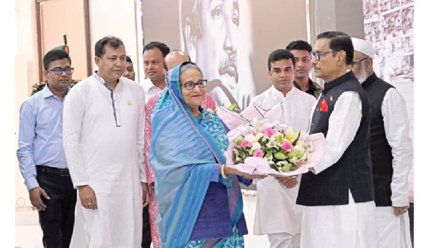 PM returns home from Bangkok