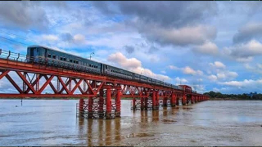Lighterage vessel hits Kalurghat bridge in Ctg