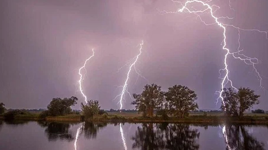 Lightning kills  7 in 4 dists