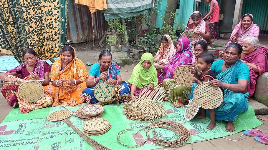 Dampara, a village of   hand-fan makers